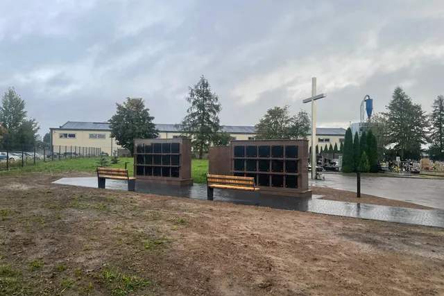 Kolumbariumo aikštelė su nauja danga ir dar atidengtu gruntu aplink