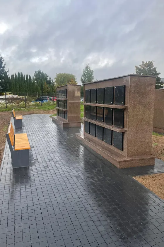 Trinkelėmis išklotas takas tarp kolumbariumo modulių