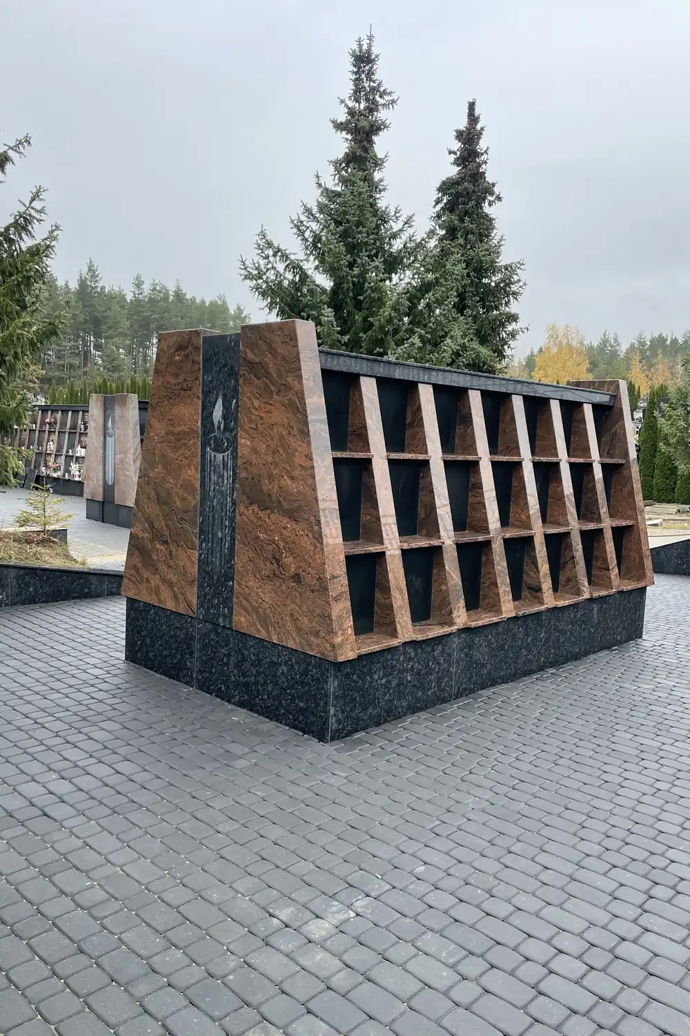 Laisvai stovintis granito kolumbariumo modulis kapinių take