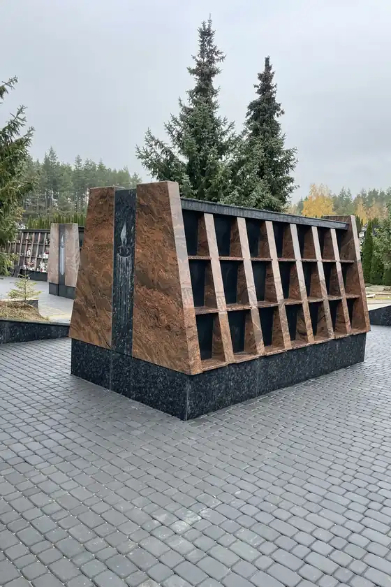 Laisvai stovintis granito kolumbariumo modulis kapinių take