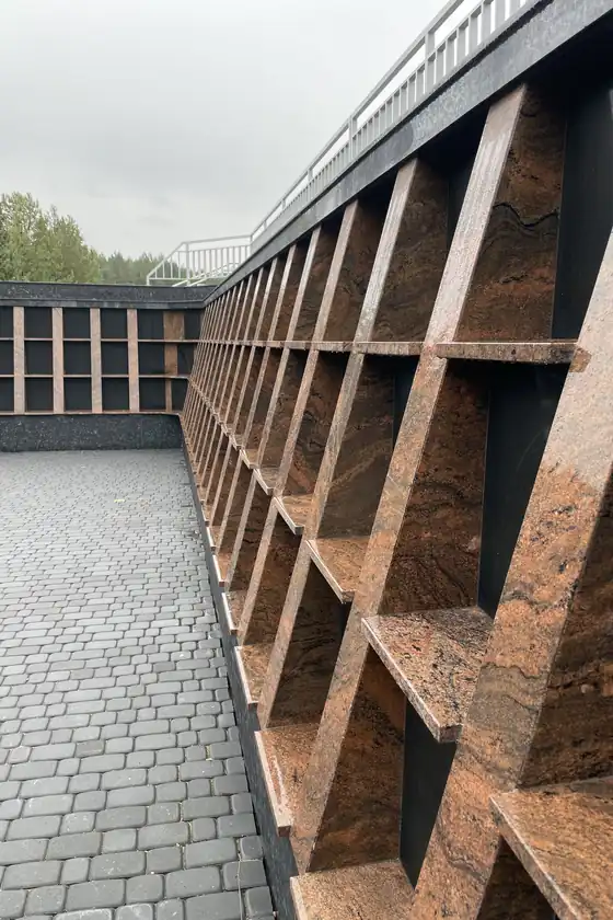 Nišų sienos perspektyva — rudo granito raštas rėmuose