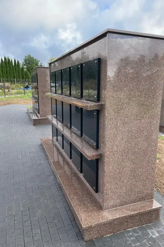 Juodos urnų nišų priekinės plokštės, tvirtinamos keturiomis rozetėmis